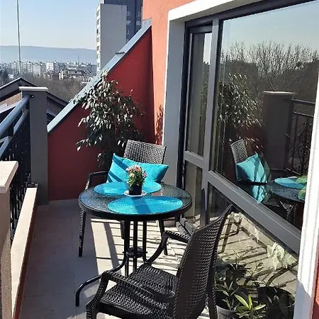Azzurro-top Floor In Quiet Neighborhood, Free Private Parking *