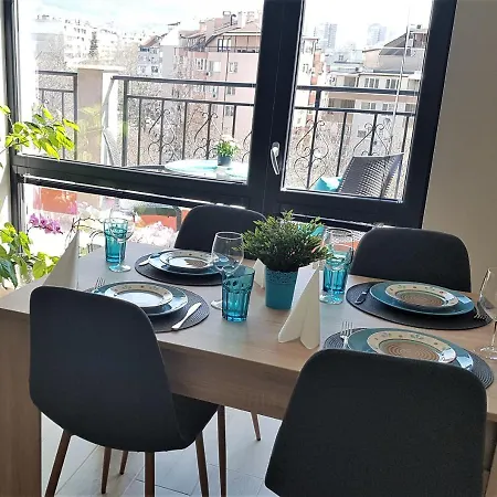 Azzurro-top Floor In Quiet Neighborhood, Free Private Parking